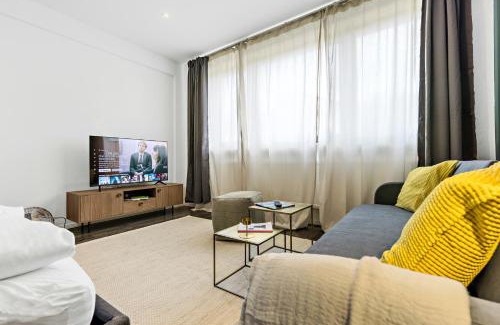 Antonviertel Apartment | LUXOMES - Spacious Studio for 4 - Kitchen - Parking