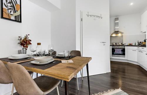 Antonviertel Apartment | LUXOMES - Spacious Studio for 4 - Kitchen - Parking