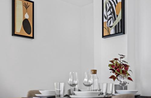 Antonviertel Apartment | LUXOMES - Spacious Studio for 4 - Kitchen - Parking