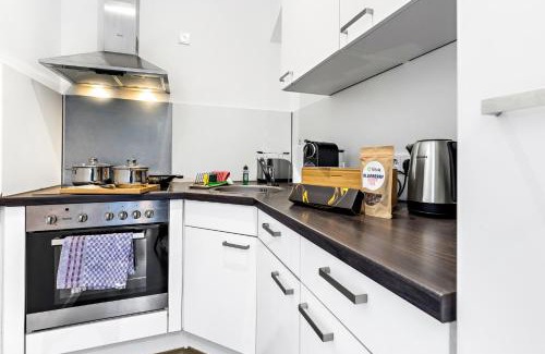 Antonviertel Apartment | LUXOMES - Spacious Studio for 4 - Kitchen - Parking