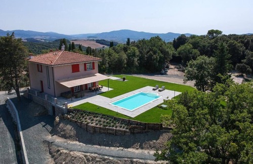 Fattoria Mocaio Villa | Luxury villa with private pool and veranda, 20' from the sea
