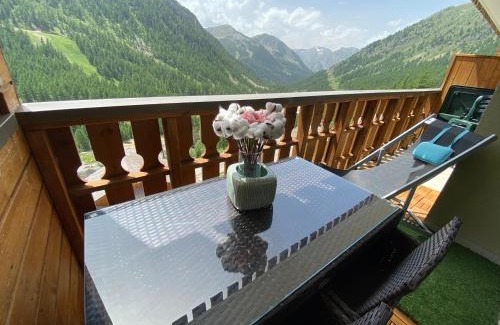 Isola Apartment | Luxueux appartement au centre, 2 chambres, commerces et pistes à pieds, vue panoramique terrasse ensoleillée, parking, prestations haute qualité
