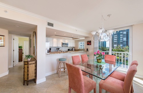 Park Shore Condo | Luxurios beach condo with balcony in every room and private beach access