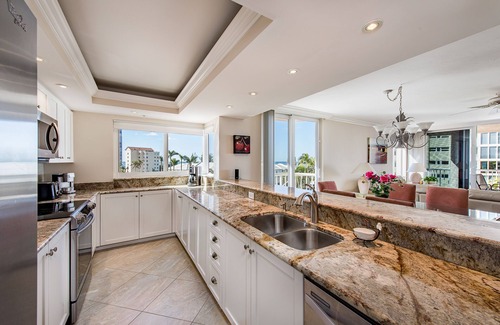 Park Shore Condo | Luxurios beach condo with balcony in every room and private beach access