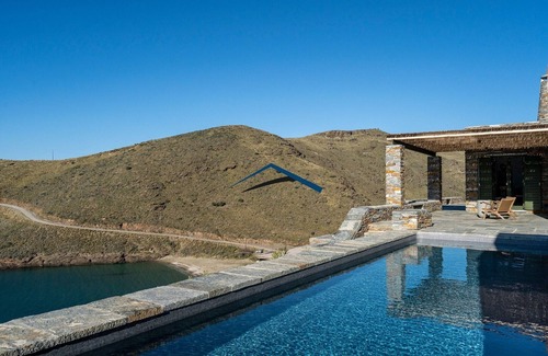 Kea Villa | Luxurios Villa Helios with a swimming pool and direct access to a sandy beach.