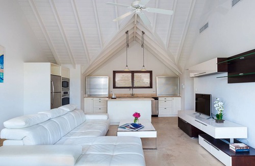 South Hill Villa | Luxurious 10 bedroom villa with private beach, tennis court, pavilion and a gym