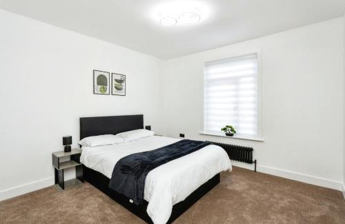 Five Oak Green House | Luxurious 10-Person Modern House with Garden in Central Tonbridge