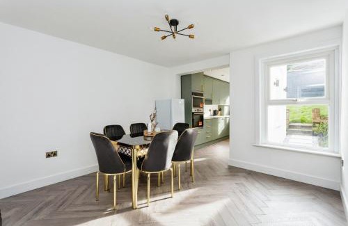 Five Oak Green House | Luxurious 10-Person Modern House with Garden in Central Tonbridge