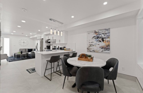 Leamington Apartment | Luxurious 171-11 Condos with Magnificent Lakeviews