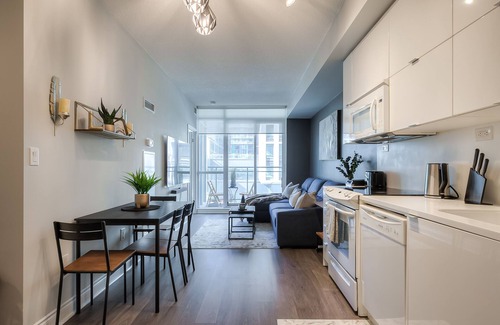 Fort York Apartment | Luxurious 1BHK Condo - Balcony - Free Parking