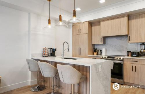 Currie Barracks Apartment | Luxurious 1BR Apartment near MRU and Downtown with Free Parking Sleeps 4
