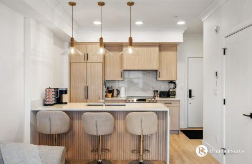 Currie Barracks Apartment | Luxurious 1BR Apartment near MRU and Downtown with Free Parking Sleeps 4