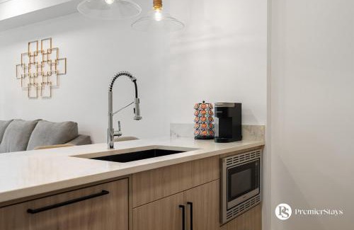 Currie Barracks Apartment | Luxurious 1BR Apartment near MRU and Downtown with Free Parking Sleeps 4