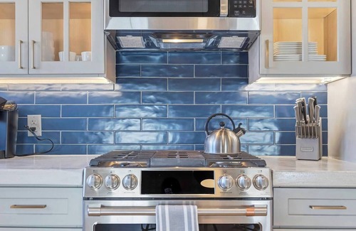 Walnut Hills Apartment | Luxurious 2 Bdrm 2 Bath 3rd floor Walkup