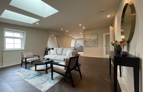 Chigwell Apartment | luxurious, 2 bed, 2 bath penthouse apartment in highly desirable Chigwell CHCL F8
