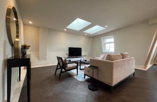 Chigwell Apartment | luxurious, 2 bed, 2 bath penthouse apartment in highly desirable Chigwell CHCL F8