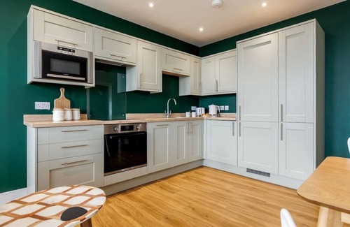 West Cliff Apartment | Luxurious 2-Bed Apt w/Stunning Sea View & Parking