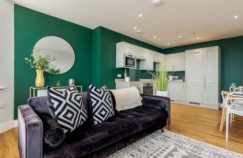 West Cliff Apartment | Luxurious 2-Bed Apt w/Stunning Sea View & Parking