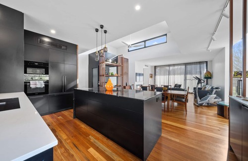 Ainslie House | Luxurious 2-Bed: Pool, Lift, Alfresco Dining