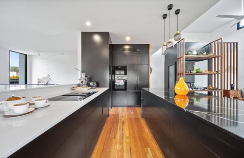 Ainslie House | Luxurious 2-Bed: Pool, Lift, Alfresco Dining
