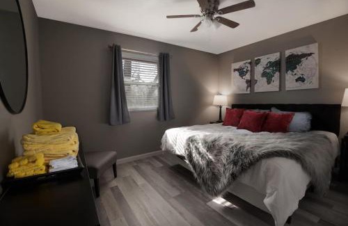 St. Charles Apartment | Luxurious 2-Bedroom Abode with Elevated Comforts Near Main Street