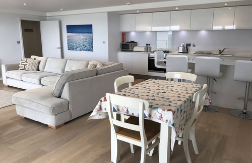 Newquay Apartment | Luxurious 2 bedroom apartment, fabulous views, 3 minute walk from Fistral Beach