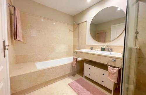 Benahavis Apartment | Luxurious 2 bedroom apartment with Spa facilities
