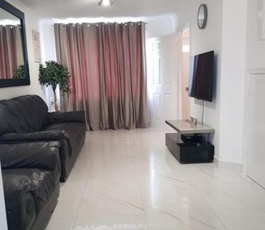 Greenwich Apartment | Luxurious 2 Bedroom House With Garden And Free Parking
