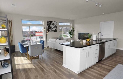 Fairfax Apartment | Luxurious 2 Bedroom in Fairfax Free Parking