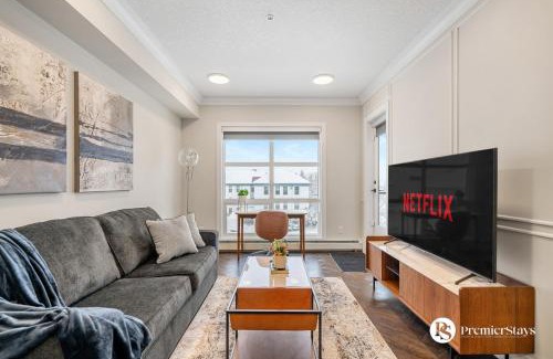 Currie Barracks House | Luxurious 2 Bedroom Suite near MRU and Downtown with Free Underground Parking Wifi and More