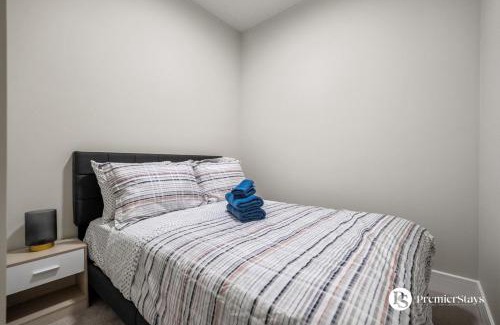 Currie Barracks House | Luxurious 2 Bedroom Suite near MRU and Downtown with Free Underground Parking Wifi and More