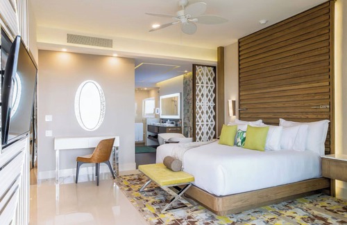 Puerto Juarez Hotel | Luxurious 2-bedroom swim-up suite at Garza Blanca's 5 Diamond Resort.