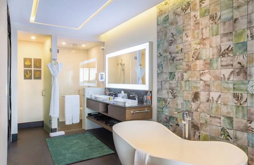 Puerto Juarez Hotel | Luxurious 2-bedroom swim-up suite at Garza Blanca's 5 Diamond Resort.