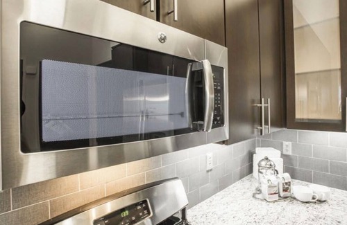 Warner Center Condo | Luxurious 2-bedroom condo with WiFi, AC in fabulous Los Angeles