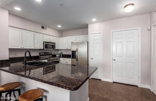 North Scottsdale Condo | Luxurious 2 bedroom condo in the heart of North Scottsdale with garage parking+1