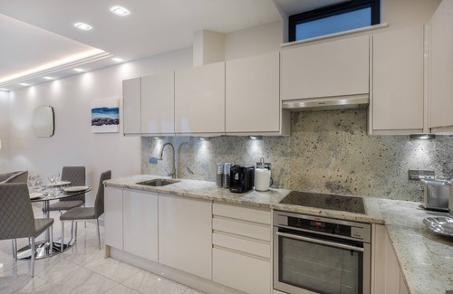 Golders Green Apartment | Luxurious 2 King-size bed flat + Patio