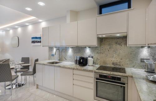Golders Green Apartment | Luxurious 2 King-size bed flat with Patio