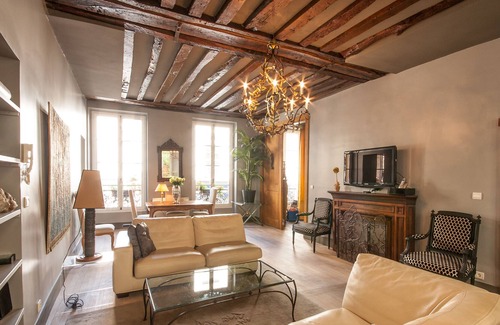 Saint-Merri Apartment | Luxurious 2bdrm 2 ba in the heart of Le Marais