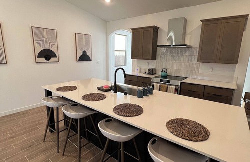 Pumpkin Center House | Luxurious 2BR/2BA Modern Getaway in Bakersfield