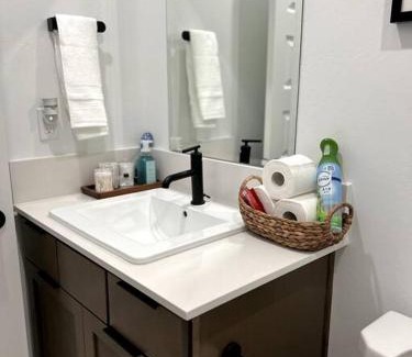 Pumpkin Center Apartment | Luxurious 2BR 2BA Modern Getaway