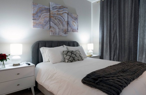 The Hill Apartment | Luxurious 2BR - 2Bath W/ Gym | Downtown at Yale