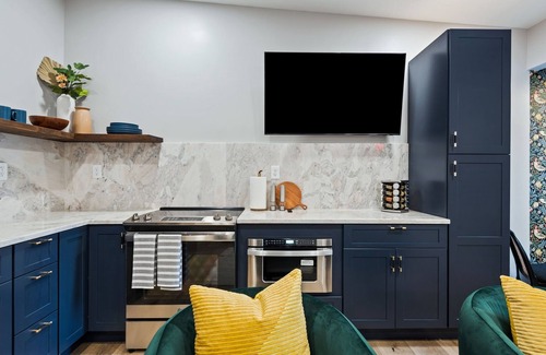 Capitol Hill Bed & Breakfast | Luxurious 2BR BnB ★ Urban Escape ★ Heart of DC ★ Discover DC