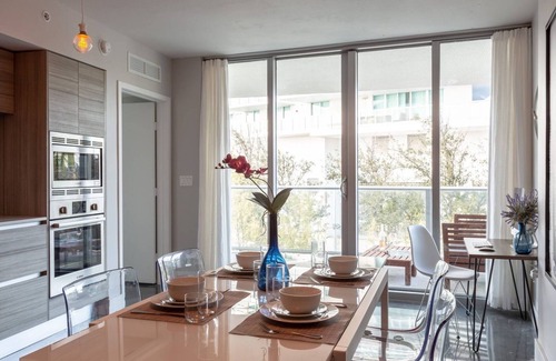 North Beach Condo | Luxurious 2BR, Pool, Hot tub, Sauna, Gym, Parking, Min to Beach