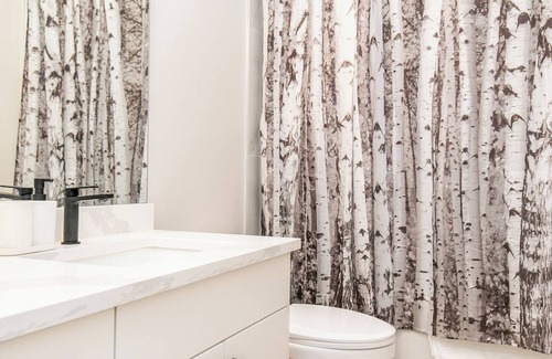 Lake Cowichan Apartment | Luxurious 2BR Suite in Lake Cowichan