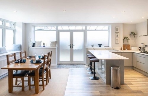 Elephant and Castle Apartment | Luxurious 3 bed Apartment in Southwark