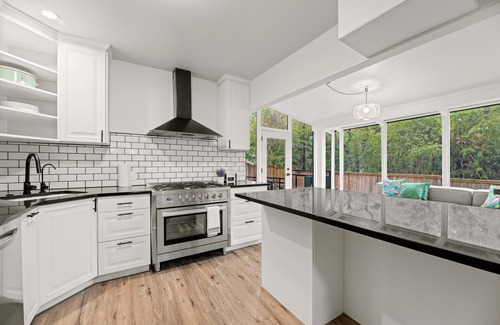 Oak Cliff House | Luxurious 3 Bed Home w/Pool in Kessler Park