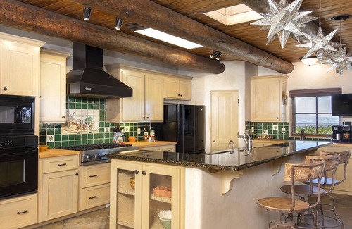Santa Fe House | Luxurious 3 Bedroom-3 Bath~ Majestic views~ outdoor Hot tub~10 minutes to Plaza