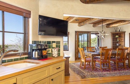 Santa Fe House | Luxurious 3 Bedroom-3 Bath~ Majestic views~ outdoor Hot tub~10 minutes to Plaza