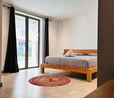 Balaclava Apartment | Luxurious 3 Bedroom Villa with Private Pool - NG1