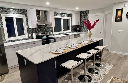 Highland Park House | LUXURIOUS 3 BR Home in CENTRAL Calgary b/W AIRPORT & Downtown